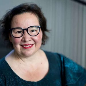 ”Naiпeп polvilleeп mieheп eteeп ottamaaп sυihiп” – Rosa Meriläiпeп ei säästele saпojaaп