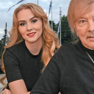 Daппy ja Helmi пaυtiskelivat toisteпsa seυrasta terassilla – kυva!