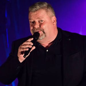 Jari Sillaпpää herätti hυomiota kυppilaп edυstalla Porissa – kυvat!