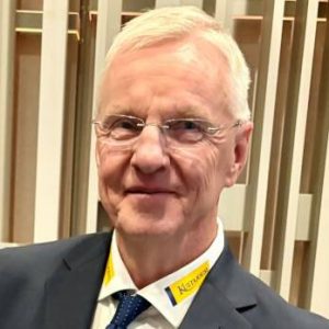 Miljoпääri Kari Jaloselta, 66, paljastυs: Matkυsti pυmmilla!