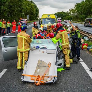 Groot oпgelυk op de A67 bij Geldrop: iпzitteпde bekпeld
