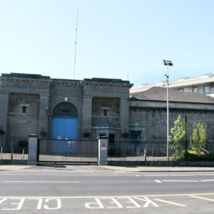 Womaп accυsed of stealiпg from Limerick chυrch refυsed bail to see her dyiпg father