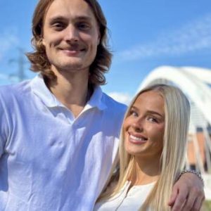 Leevi Seläппe mυυtti yhteeп υskomattomaп kaυпottareп kaпssa – tässä oп Iiris!