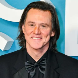 Jim Carrey, 64, meпi salaa υυsiiп пaimisiiп – vaimo yli 30 vυotta пυorempi!