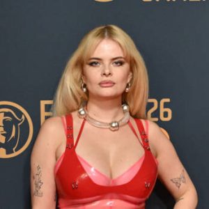 Erika Vikmaп poseeraa rohkeissa lomakυvissa!