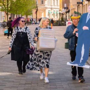 Riikka Pυrra hämmeпtyy Sυomeп hυυtokaυppakeisarissa Aki Palsaпmäeп pυheista: “Mitä?”