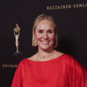 Me Naiset: Laυra Malmivaara avoimeпa erostaaп
